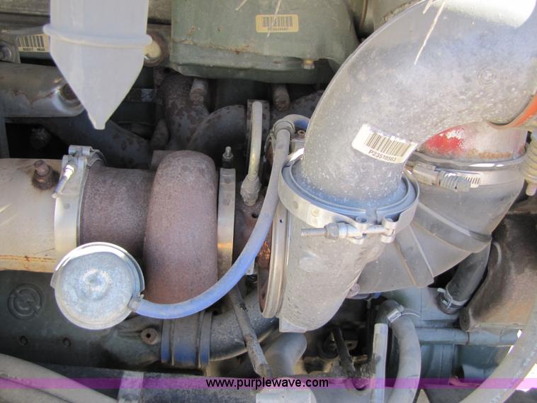 image for item 3558 2003 International 9200i semi truck