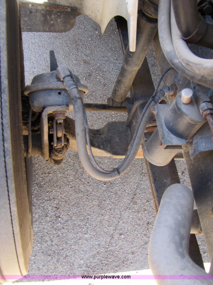 image for item 3558 2003 International 9200i semi truck