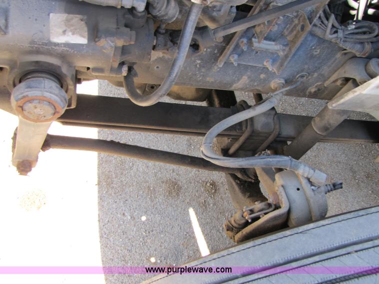 image for item 3558 2003 International 9200i semi truck