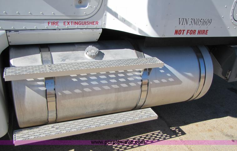 image for item 3558 2003 International 9200i semi truck