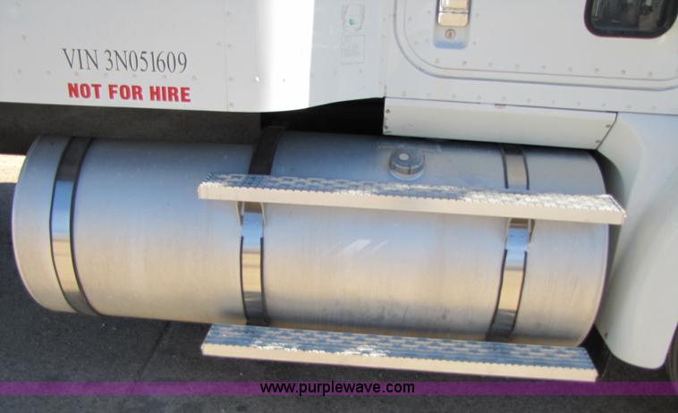 image for item 3558 2003 International 9200i semi truck