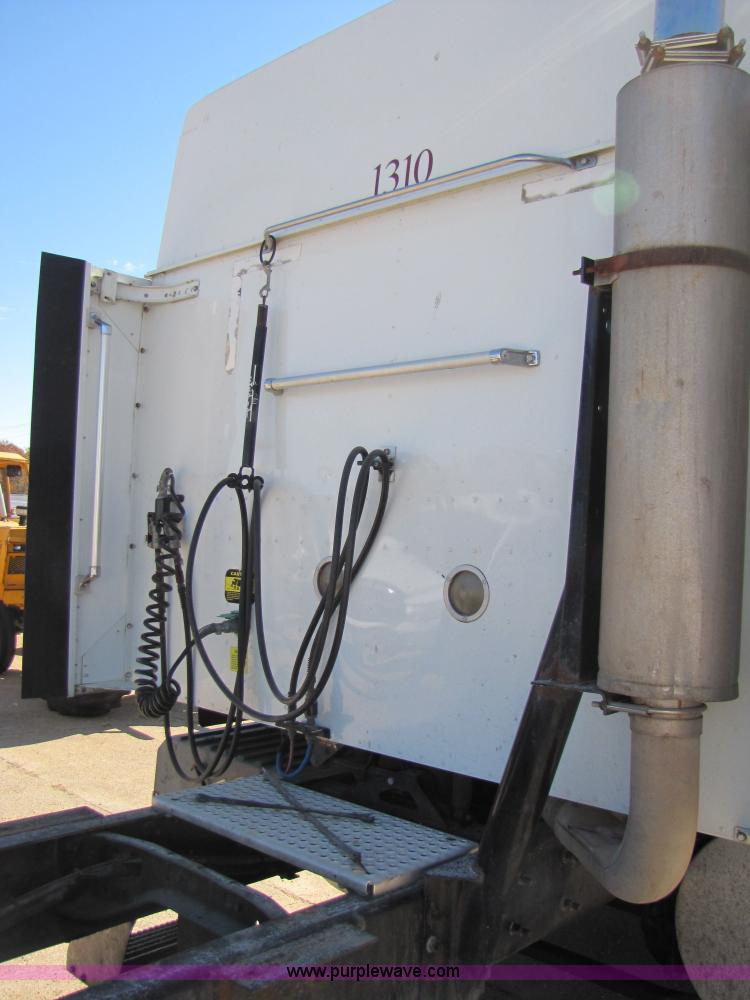 image for item 3558 2003 International 9200i semi truck