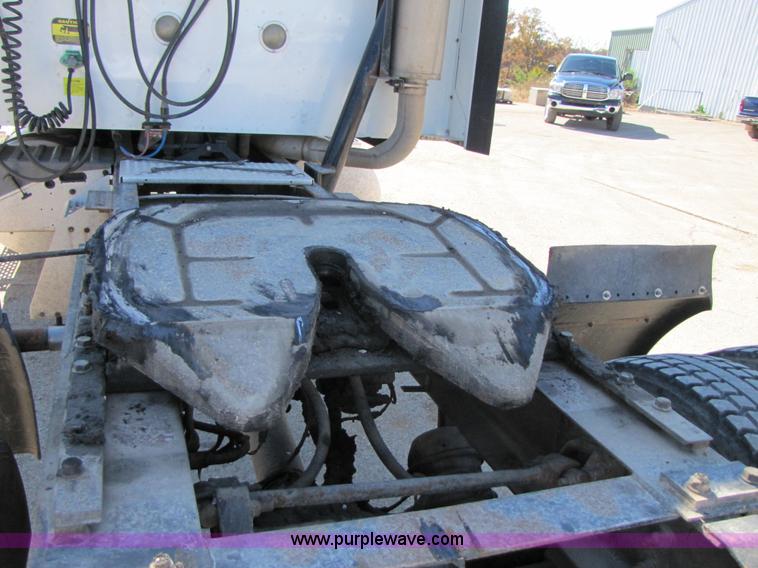 image for item 3558 2003 International 9200i semi truck