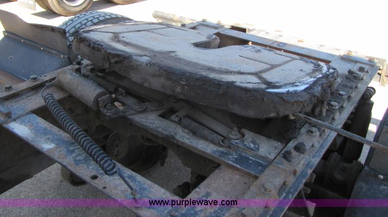 image for item 3558 2003 International 9200i semi truck