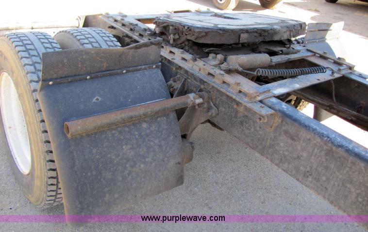 image for item 3558 2003 International 9200i semi truck