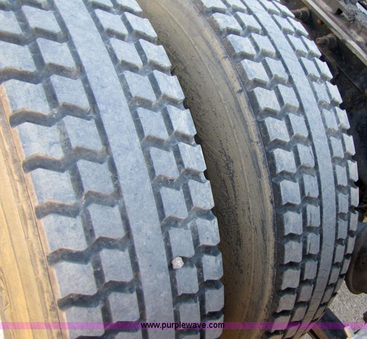 image for item 3558 2003 International 9200i semi truck