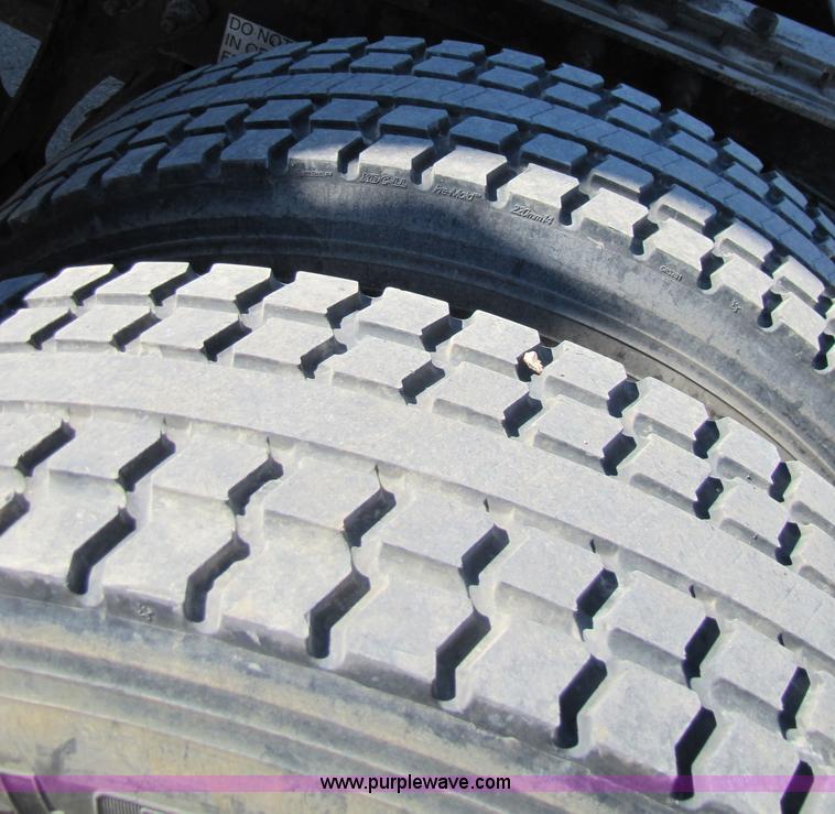 image for item 3558 2003 International 9200i semi truck