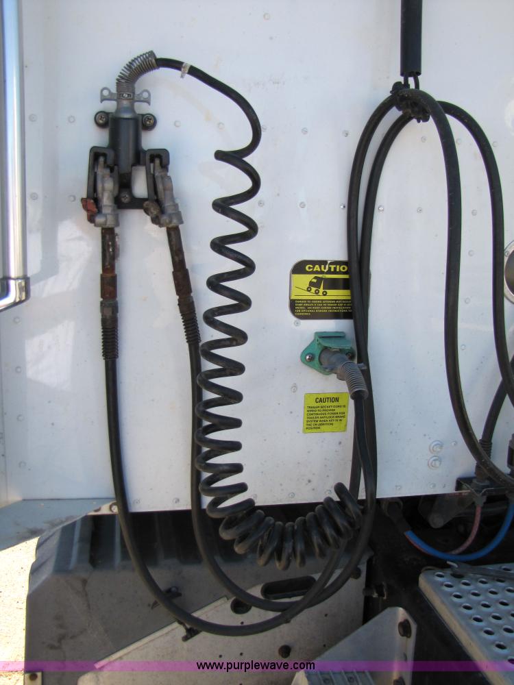 image for item 3558 2003 International 9200i semi truck