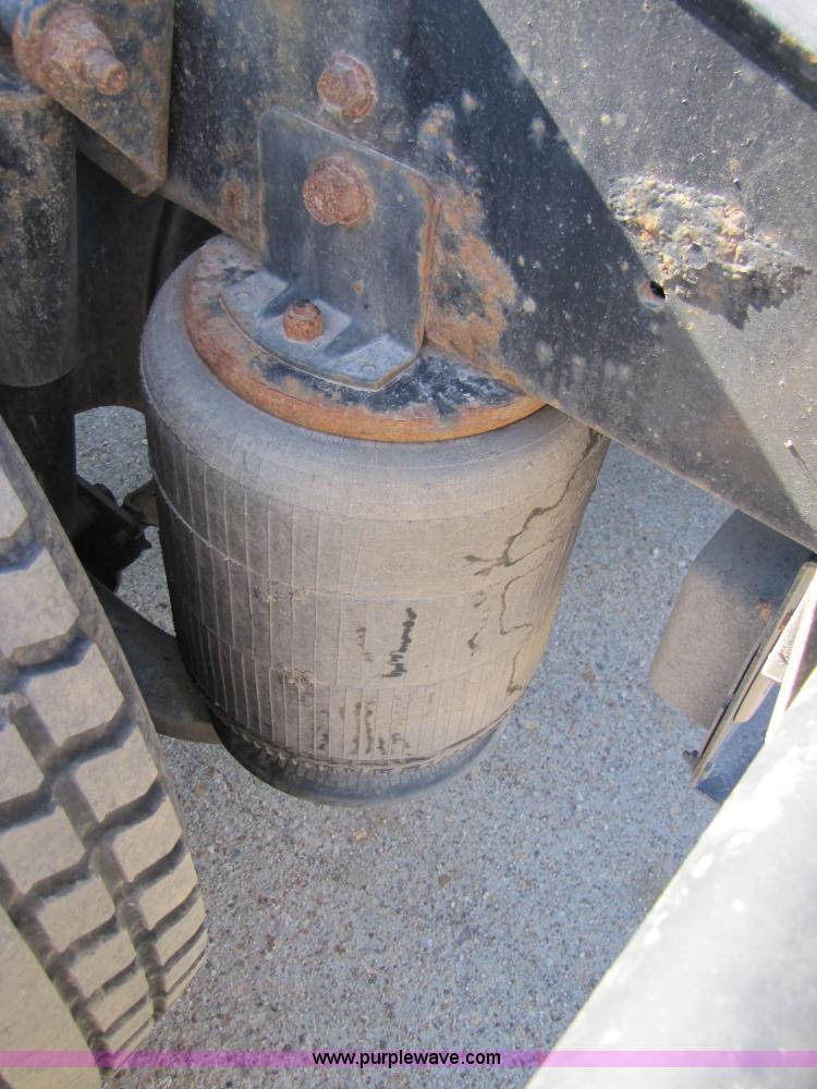 image for item 3558 2003 International 9200i semi truck