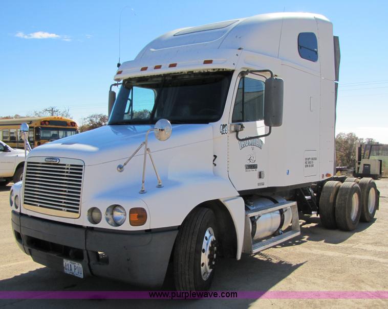 image for item 3559 1999 Freightliner C-112 semi truck