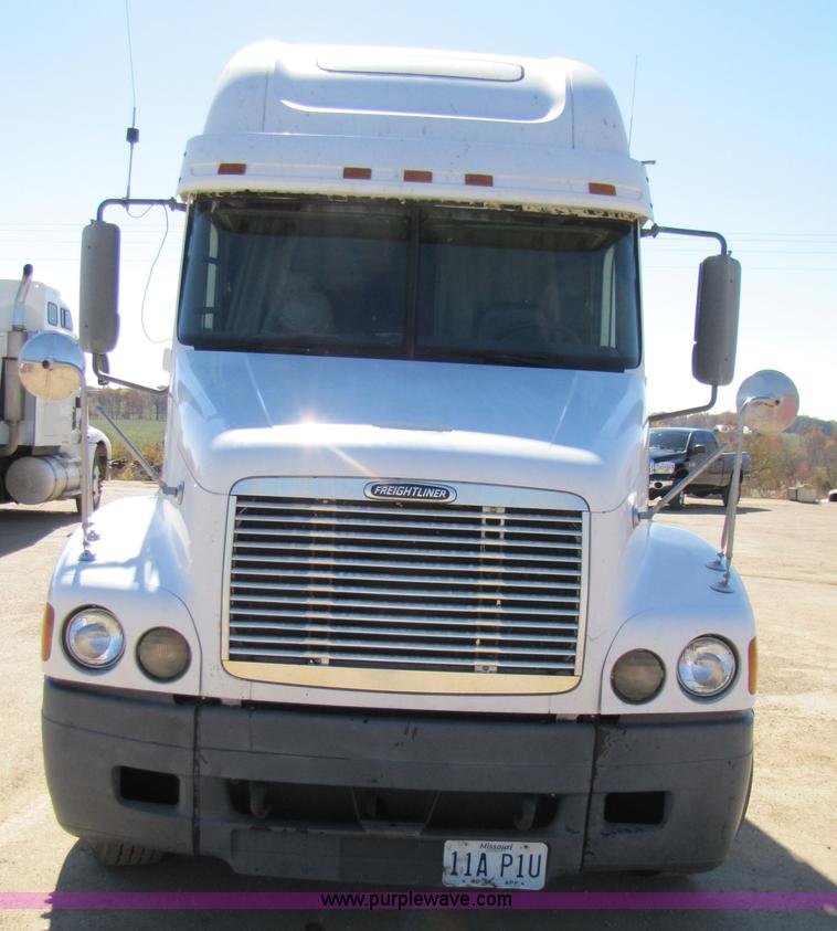 image for item 3559 1999 Freightliner C-112 semi truck