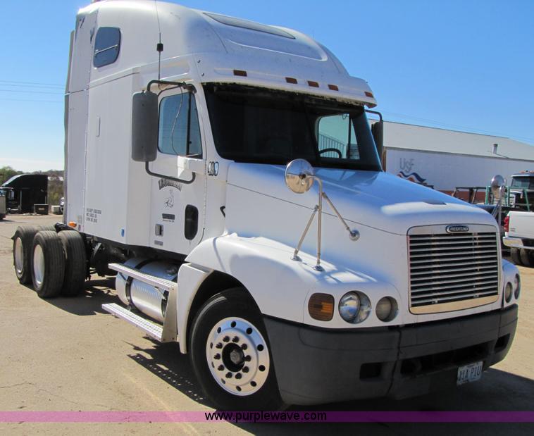 image for item 3559 1999 Freightliner C-112 semi truck