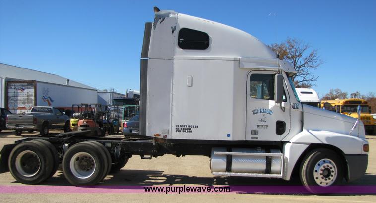 image for item 3559 1999 Freightliner C-112 semi truck