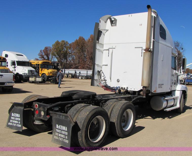 image for item 3559 1999 Freightliner C-112 semi truck