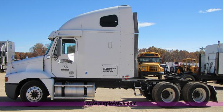image for item 3559 1999 Freightliner C-112 semi truck
