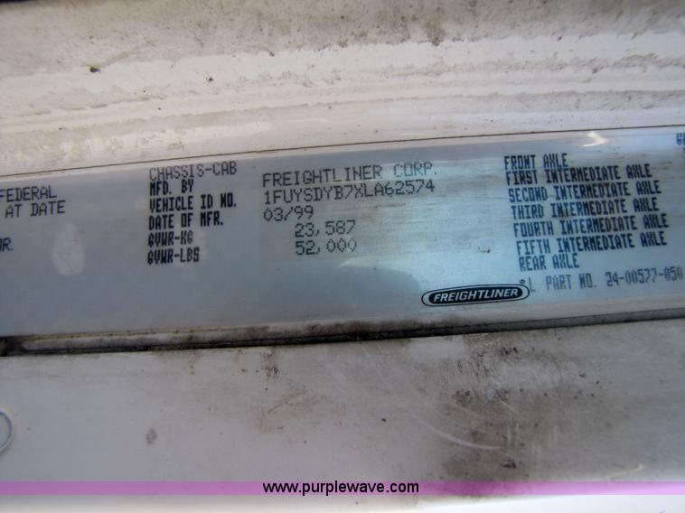 image for item 3559 1999 Freightliner C-112 semi truck