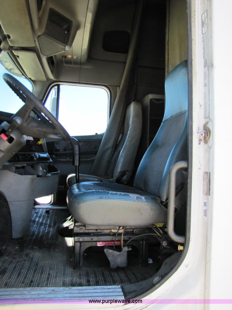 image for item 3559 1999 Freightliner C-112 semi truck