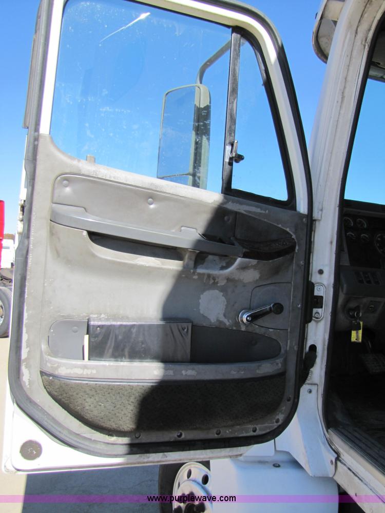 image for item 3559 1999 Freightliner C-112 semi truck