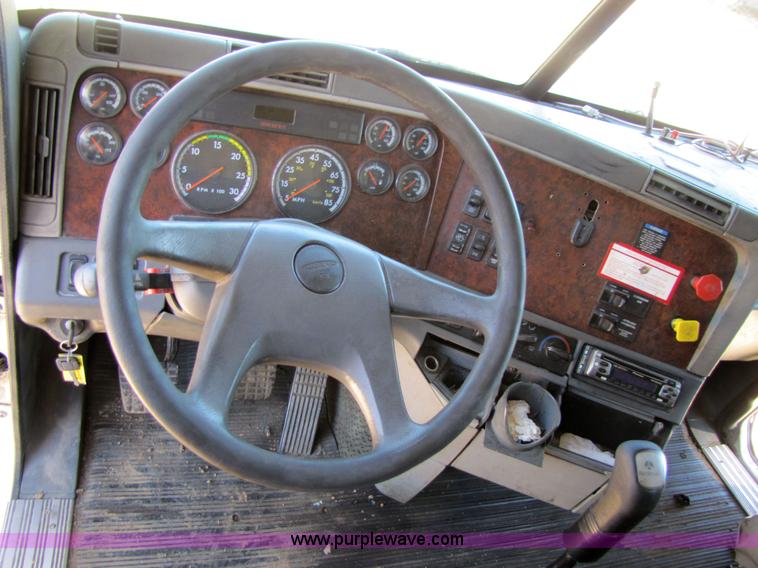 image for item 3559 1999 Freightliner C-112 semi truck