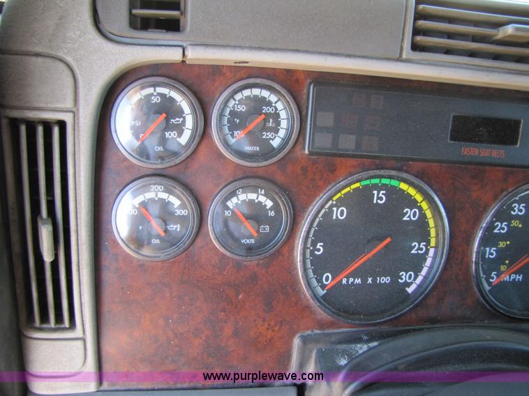 image for item 3559 1999 Freightliner C-112 semi truck