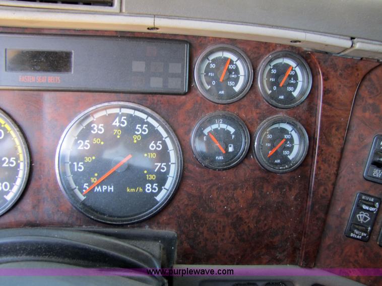 image for item 3559 1999 Freightliner C-112 semi truck