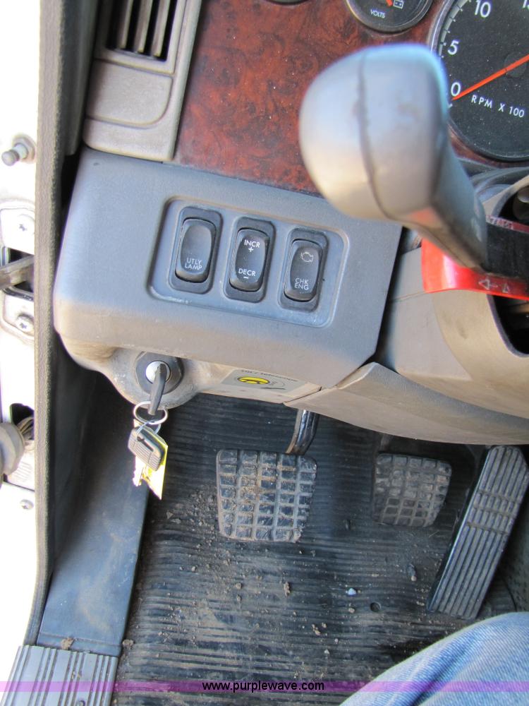 image for item 3559 1999 Freightliner C-112 semi truck