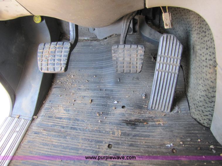 image for item 3559 1999 Freightliner C-112 semi truck