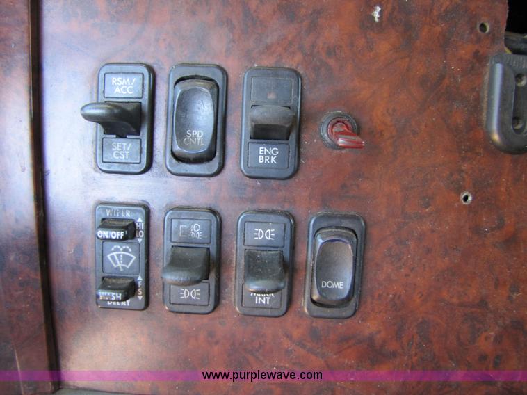 image for item 3559 1999 Freightliner C-112 semi truck