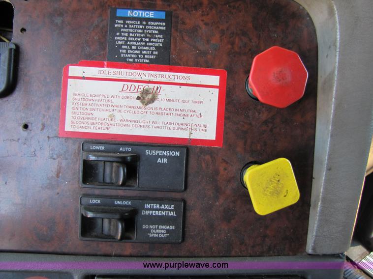 image for item 3559 1999 Freightliner C-112 semi truck