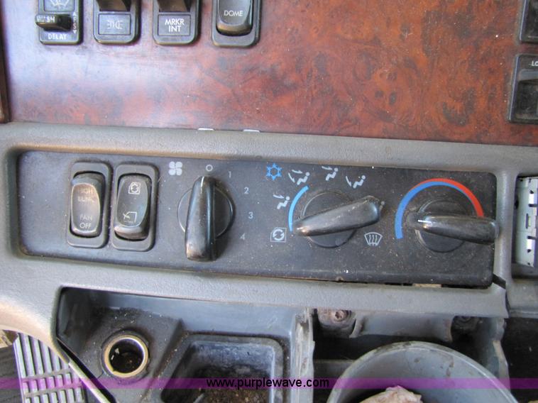 image for item 3559 1999 Freightliner C-112 semi truck