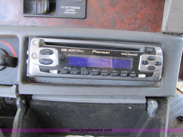 image for item 3559 1999 Freightliner C-112 semi truck