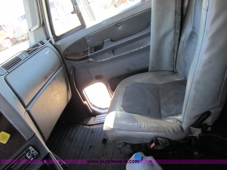 image for item 3559 1999 Freightliner C-112 semi truck