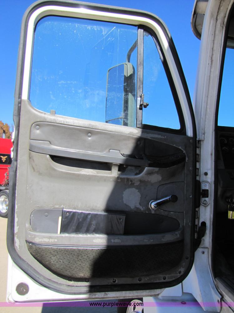 image for item 3559 1999 Freightliner C-112 semi truck