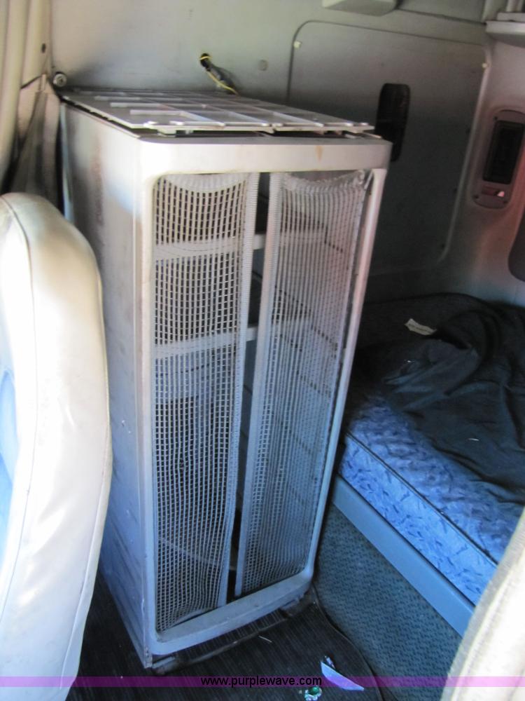 image for item 3559 1999 Freightliner C-112 semi truck