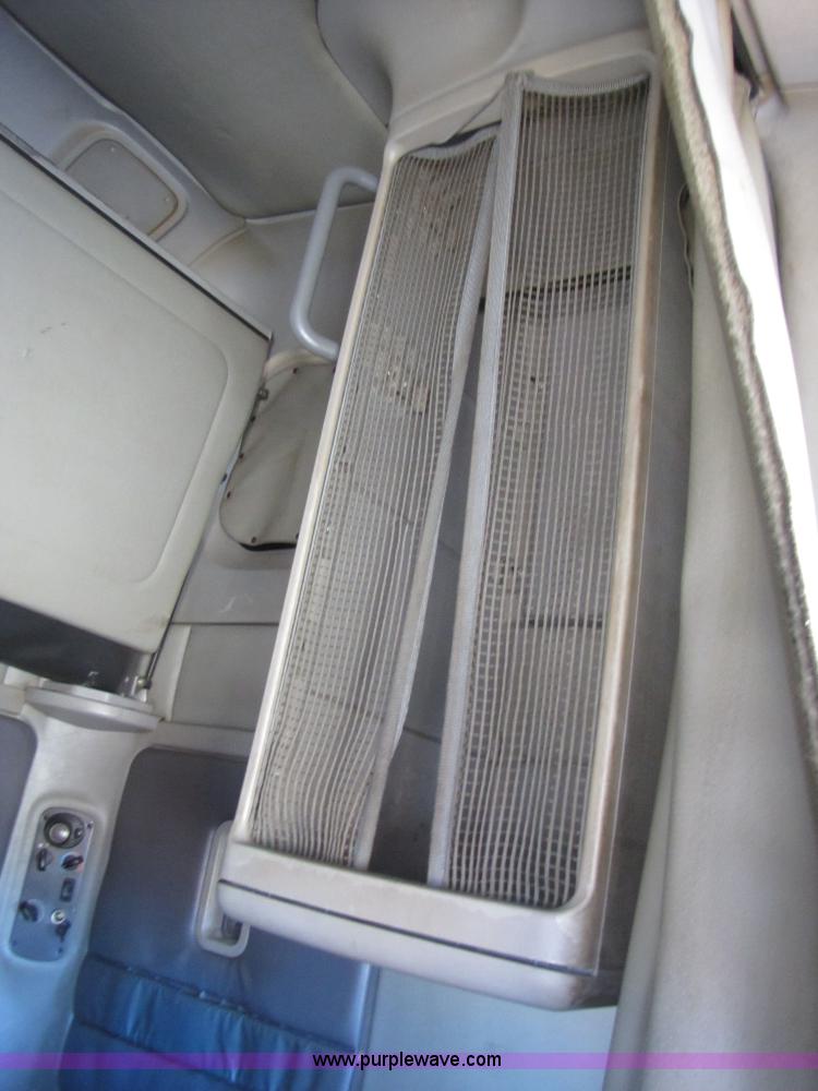 image for item 3559 1999 Freightliner C-112 semi truck