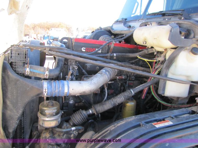 image for item 3559 1999 Freightliner C-112 semi truck