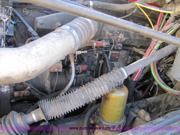 image for item 3559 1999 Freightliner C-112 semi truck