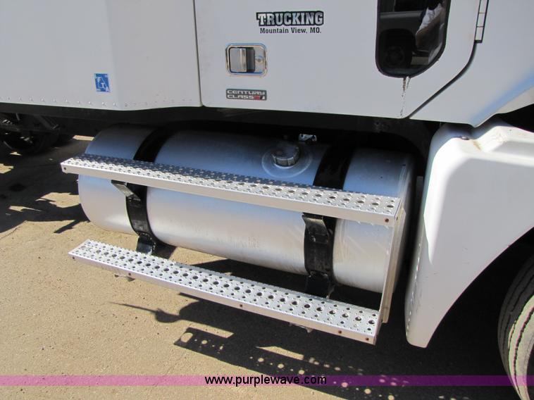 image for item 3559 1999 Freightliner C-112 semi truck