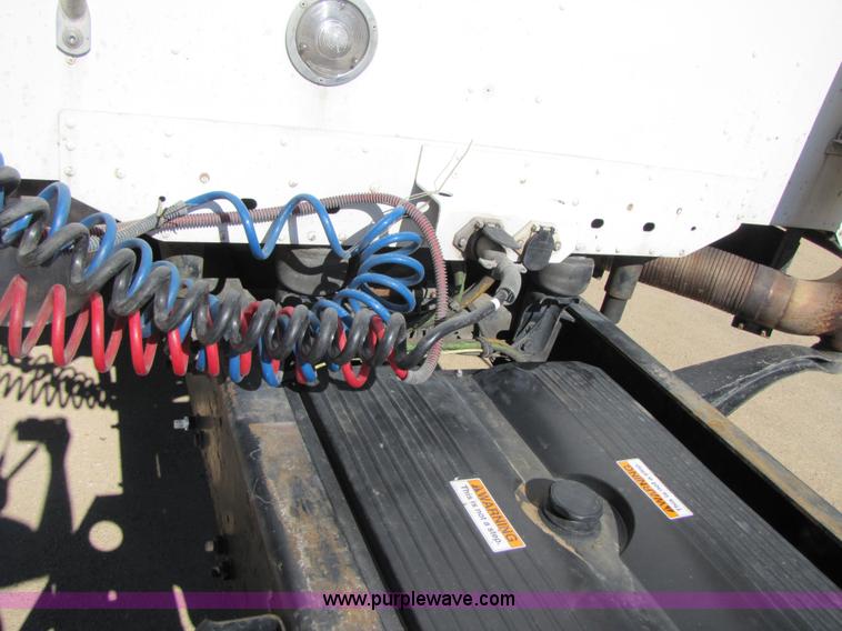 image for item 3559 1999 Freightliner C-112 semi truck