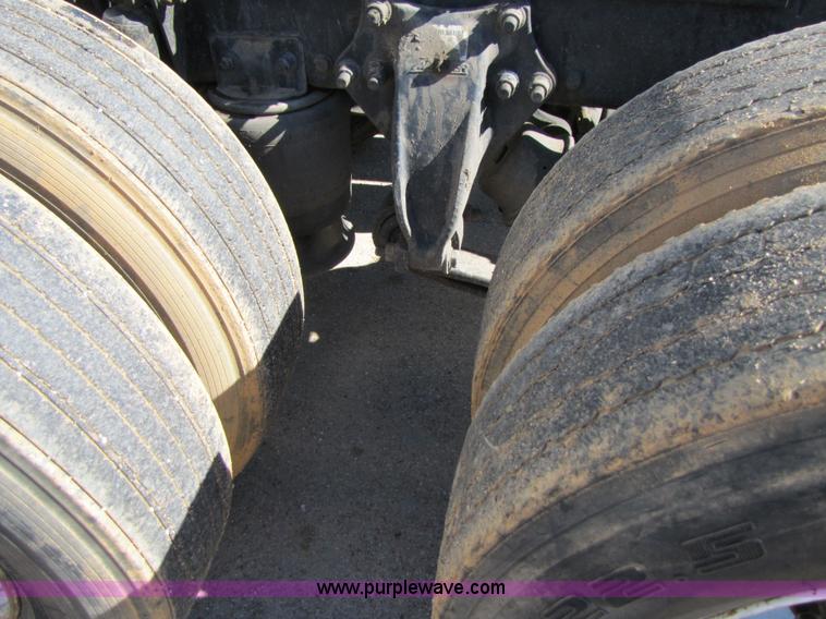 image for item 3559 1999 Freightliner C-112 semi truck