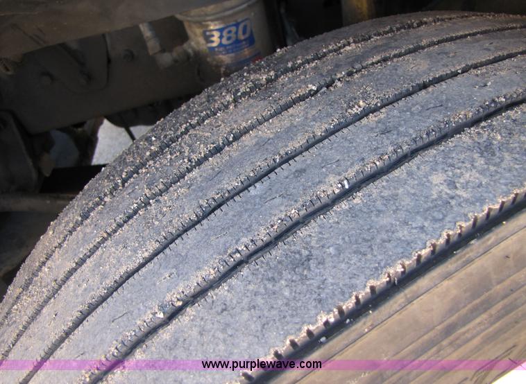 image for item 3559 1999 Freightliner C-112 semi truck