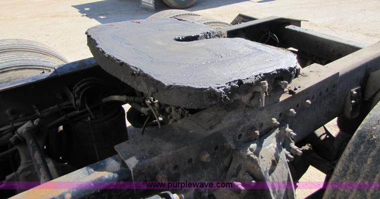 image for item 3559 1999 Freightliner C-112 semi truck