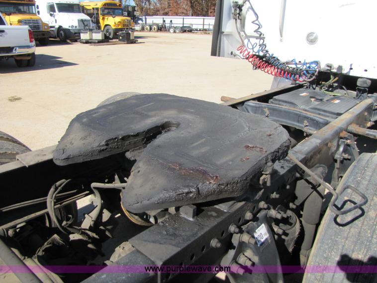 image for item 3559 1999 Freightliner C-112 semi truck