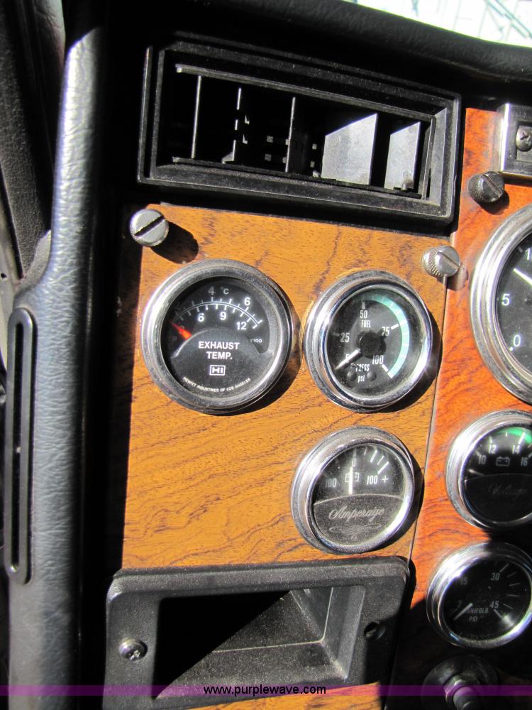 image for item 3560 2000 Peterbilt 379 semi truck