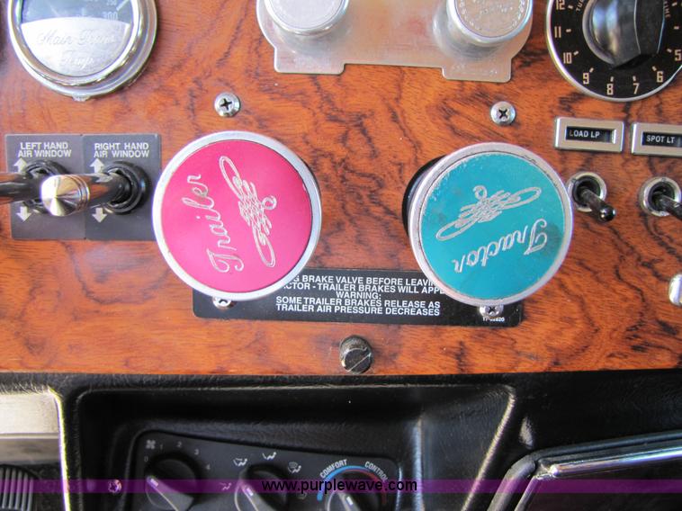 image for item 3560 2000 Peterbilt 379 semi truck