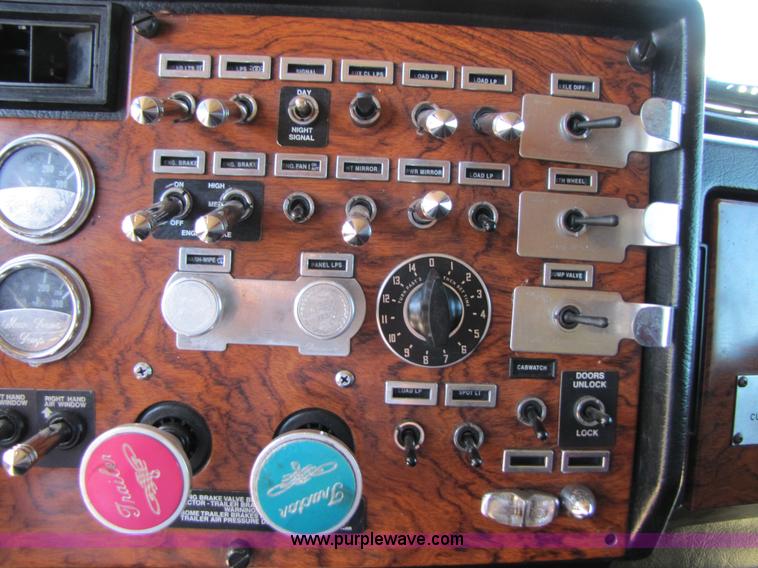 image for item 3560 2000 Peterbilt 379 semi truck