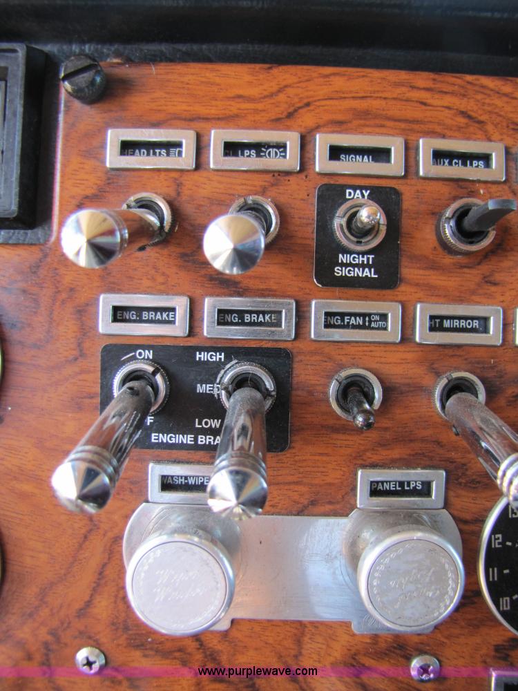 image for item 3560 2000 Peterbilt 379 semi truck