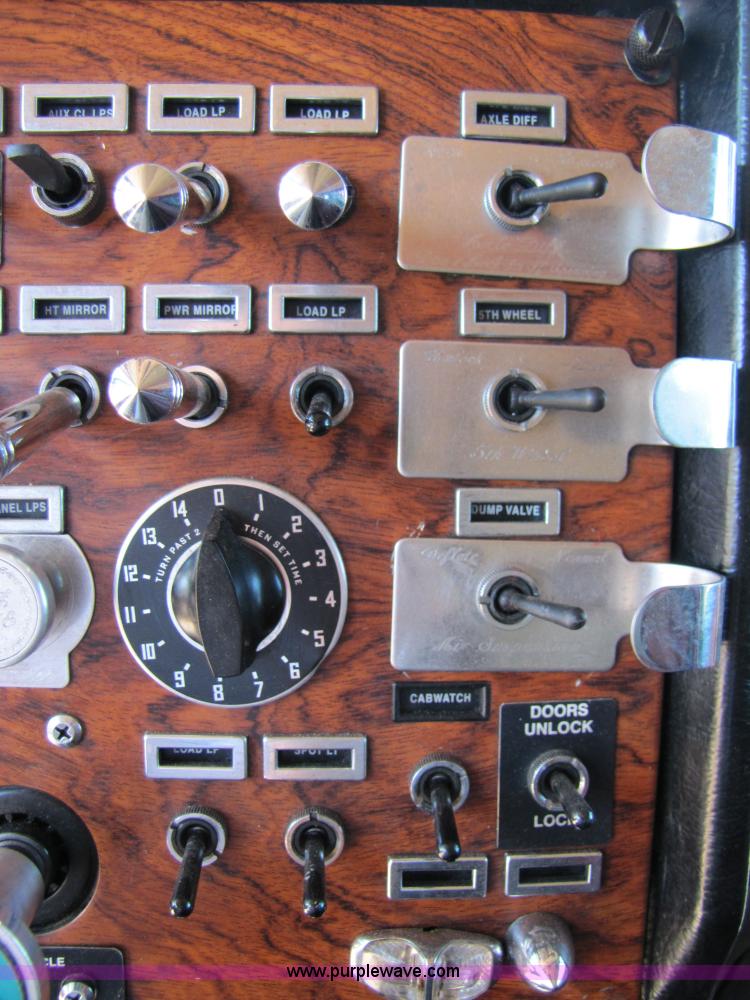 image for item 3560 2000 Peterbilt 379 semi truck