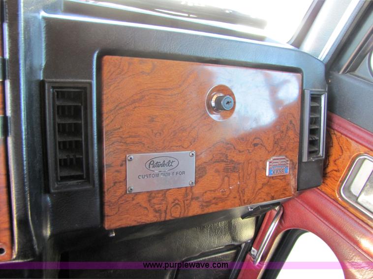 image for item 3560 2000 Peterbilt 379 semi truck