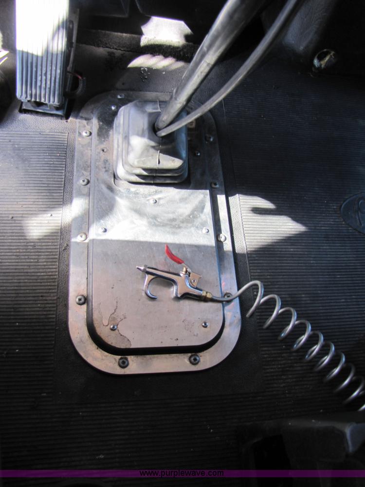 image for item 3560 2000 Peterbilt 379 semi truck